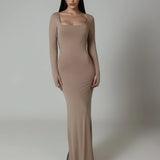 Vestido decote quadrado e fenda - Nude Escuro
