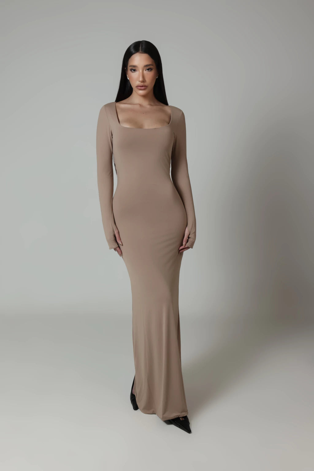 Vestido decote quadrado e fenda - Nude Claro