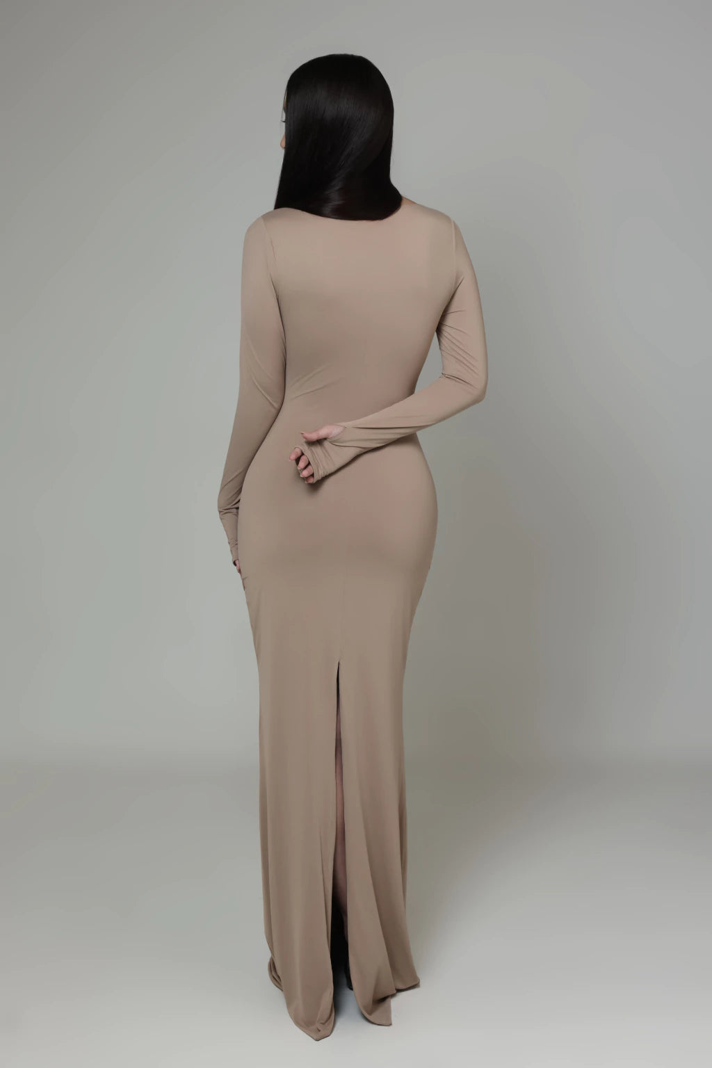 Vestido decote quadrado e fenda - Nude Escuro