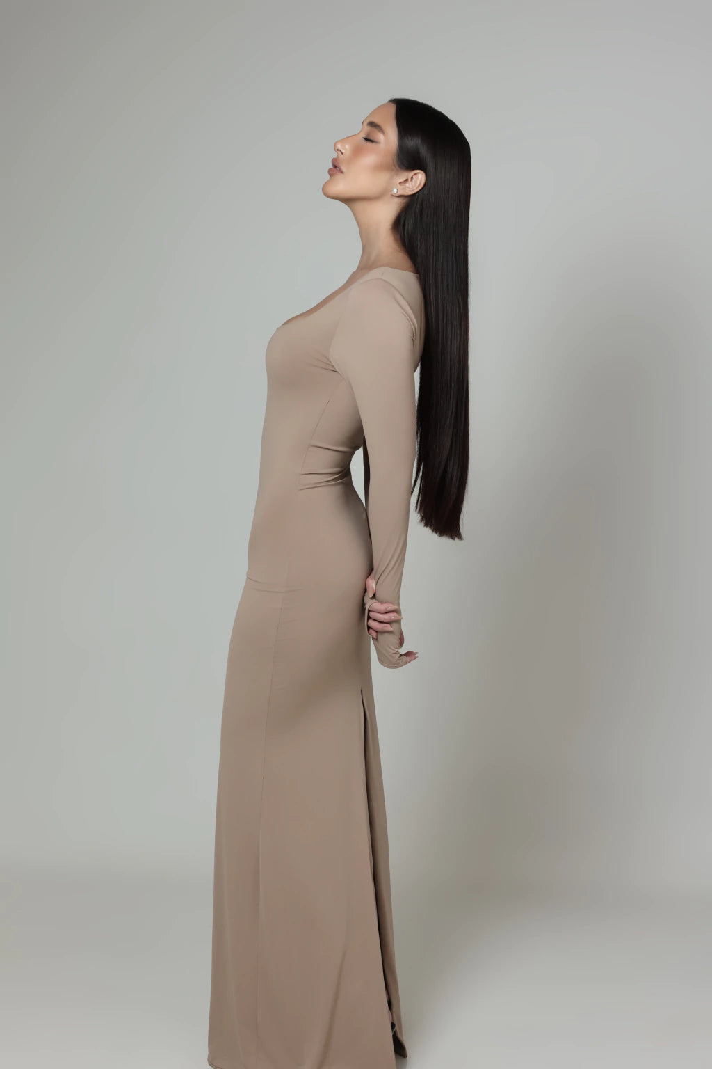 Vestido decote quadrado e fenda - Nude Claro