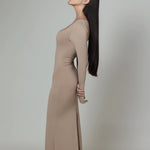 Vestido decote quadrado e fenda - Nude Escuro